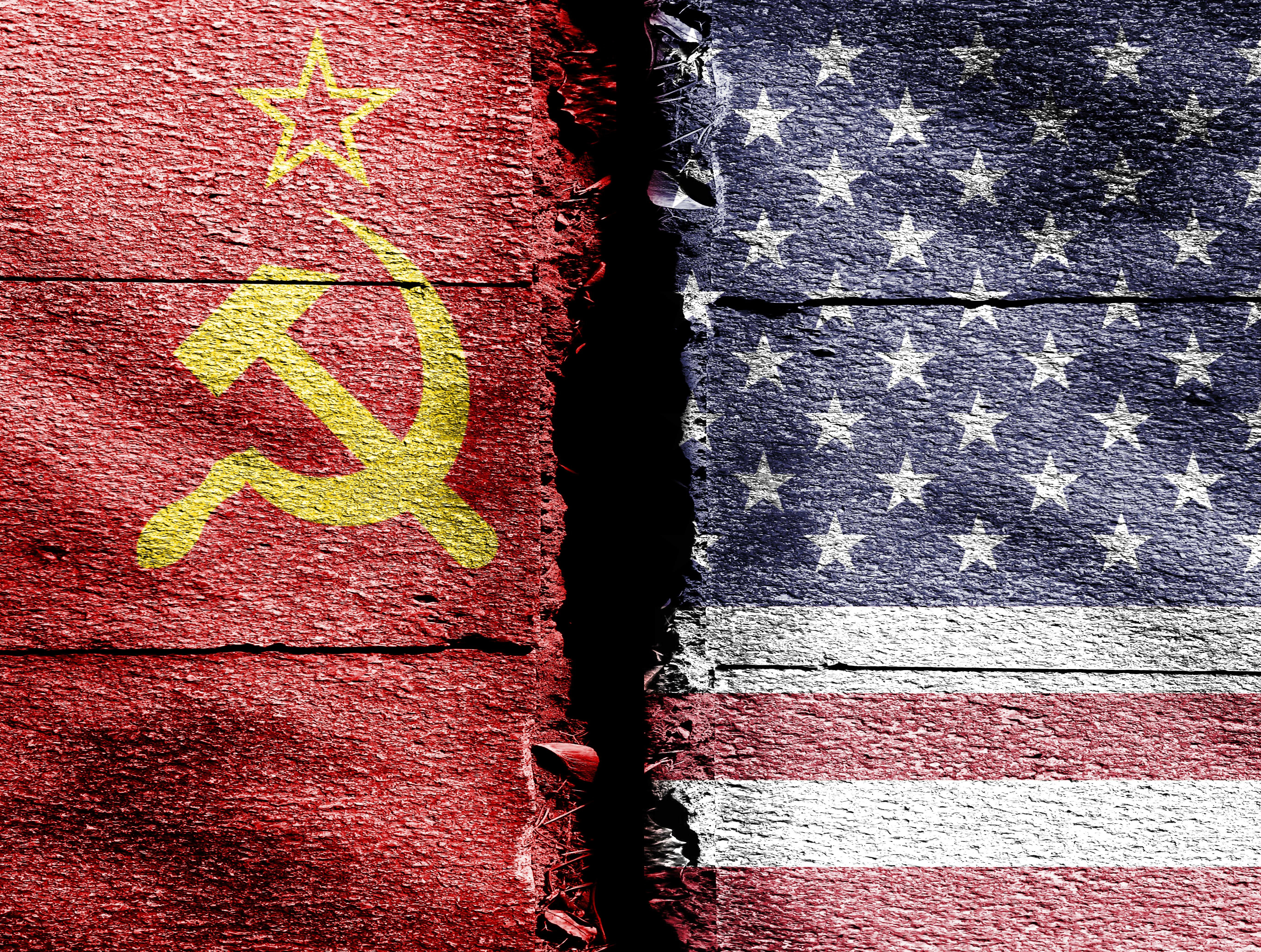 Sowjetunion-Flagge und US-Flagge gegenüber gestellt